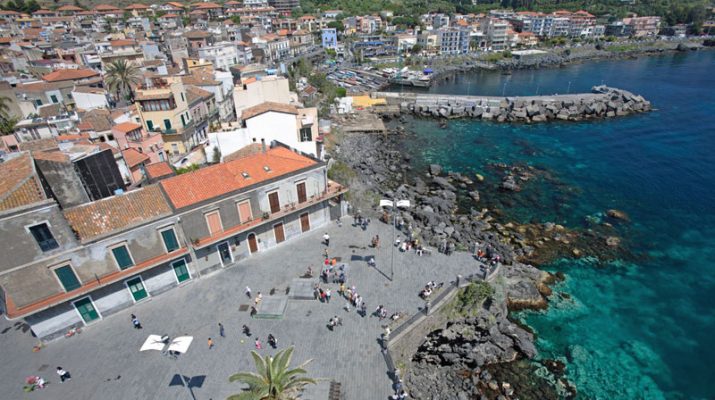 Foto Catania sul mare: sole alla Playa o un tuffo alla scogliera?