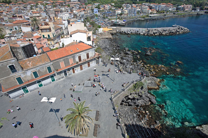Catania sul mare: sole alla Playa o un tuffo alla scogliera?