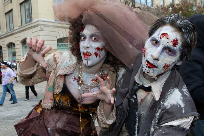 Halloween 2012, zombie e allegri vampiri invadono New York