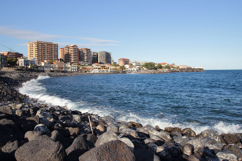 Catania sul mare: sole alla Playa o un tuffo alla scogliera?