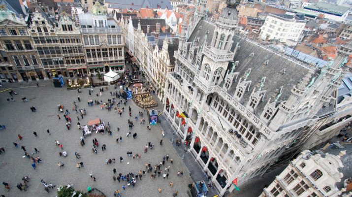 Foto Nella Grand Place, il cuore fiorito di Bruxelles