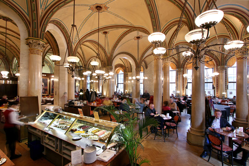 Quattro chiacchiere in pasticceria, negli storici caffè di Vienna