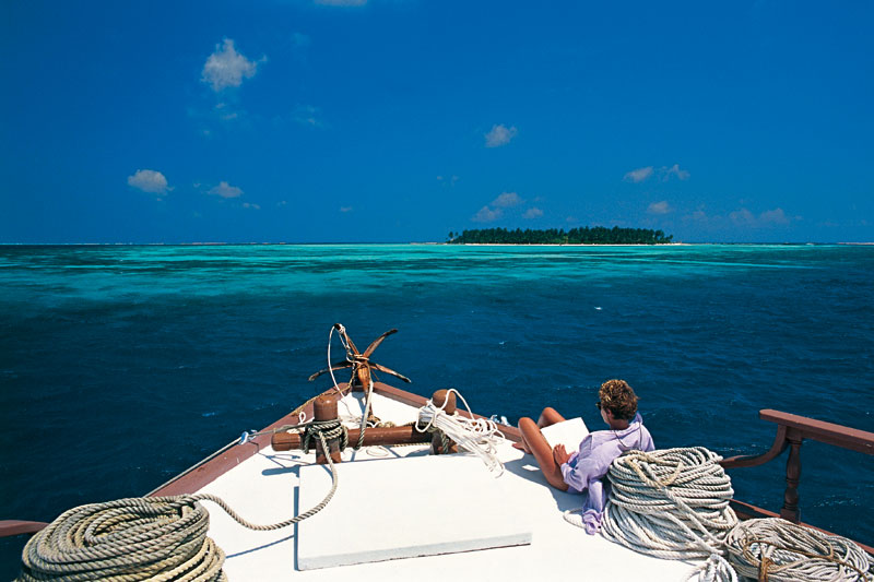 Maldive in barca, a fior di reef