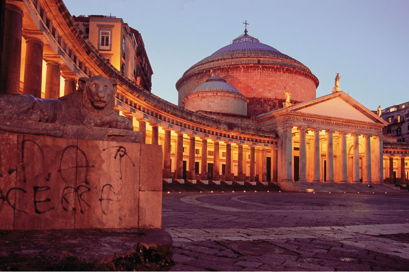 Napoli: la decadenza e la meraviglia