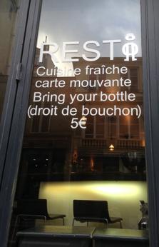 La bottiglia la porto io: la novità anti-crisi dei bistrot di Parigi