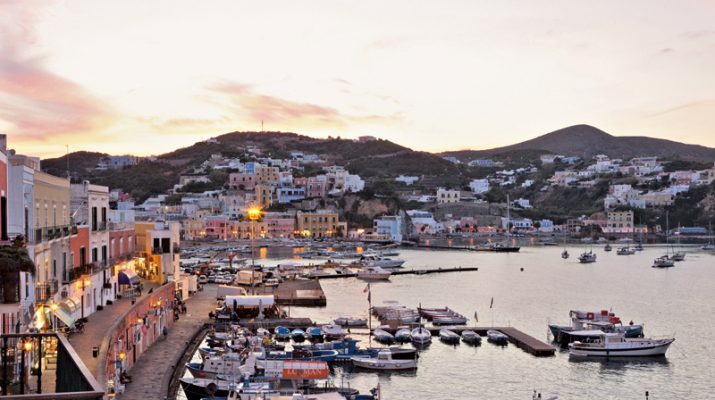 Foto Ponza, l'isola selvaggia amata dai vip