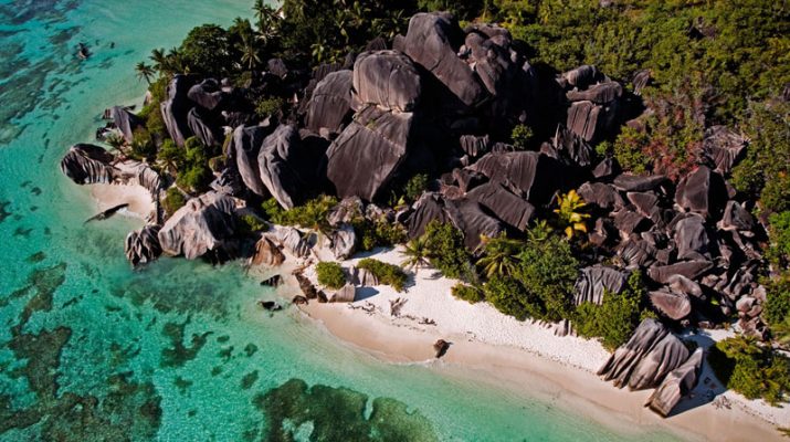 Foto Seychelles d'estate, tra surf e natura