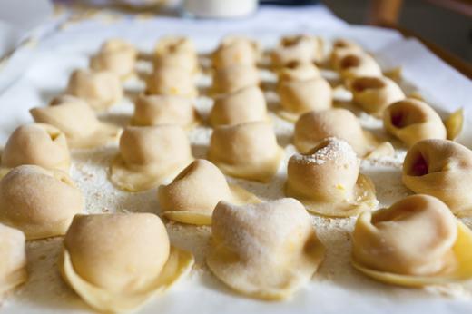 Il cenone fatto a mano: tortellini, l’arte sottile