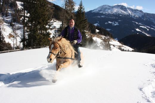Foto Innamorarsi a Bolzano. Tra castelli, ciaspolate e cavalcate sulla neve