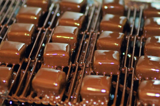 Uno scatto nel laboratorio di Odilla, a Torino. È detta chitarra la griglia scorrevole per la doccia di cioccolato fuso (foto: Daniele Serra)
