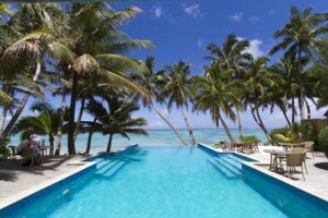 L’infinity pool aperta sull’oceano del Little Polynesian Resort di Titikaveka, Rarotonga