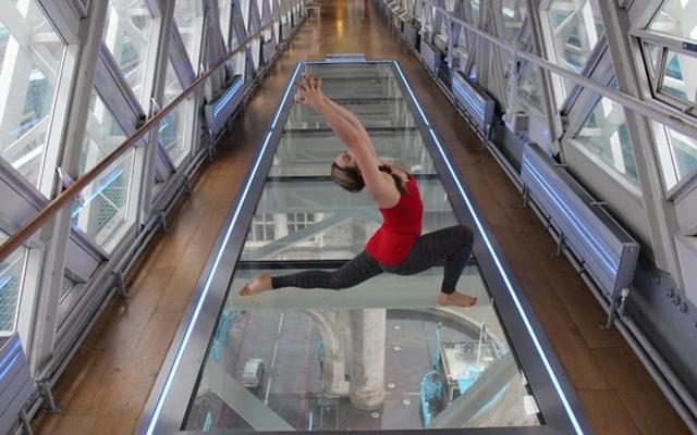 Foto Londra: yoga da brivido sul Tower Bridge