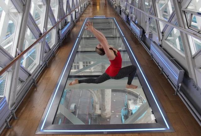 Londra: yoga da brivido sul Tower Bridge