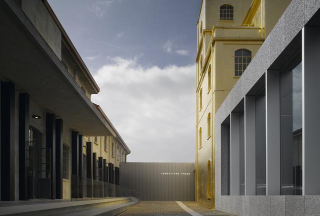 Spettacolo Prada:    la  nuova     Fondazione nella periferia di Milano