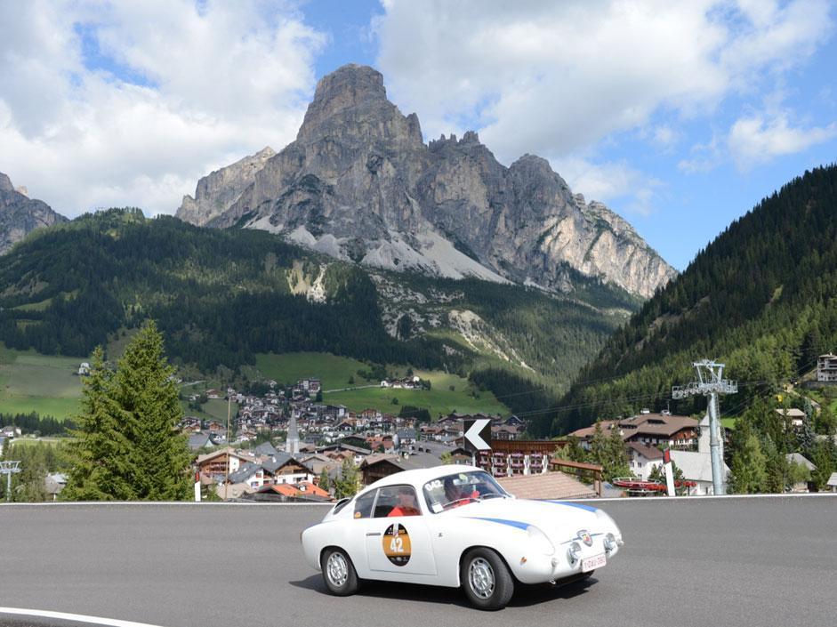 Belli e  famosi in auto sulle Dolomiti