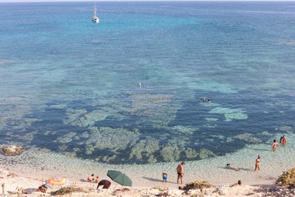 Lampedusa: stanze, barche, spugne e gran mare