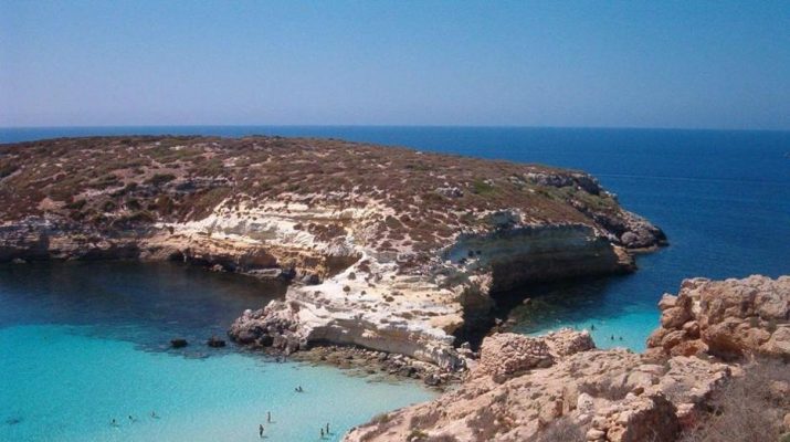 Foto Lampedusa: stanze, barche, spugne e gran mare