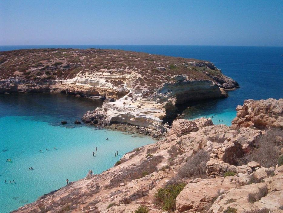 Lampedusa: stanze, barche, spugne e gran mare