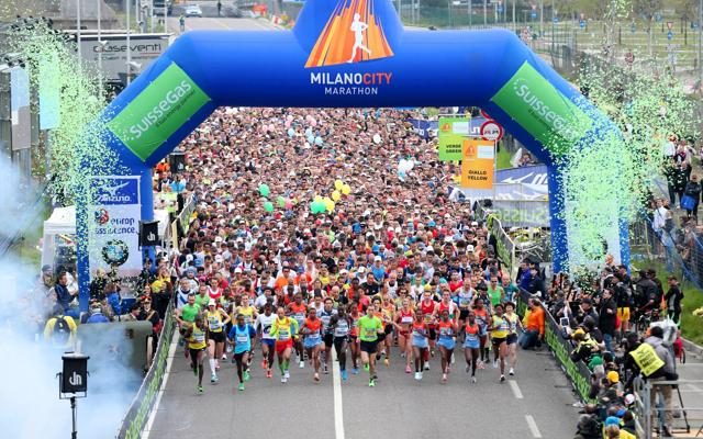 Foto Il mondo di corsa: via con la  Milano Marathon alla stagione del running