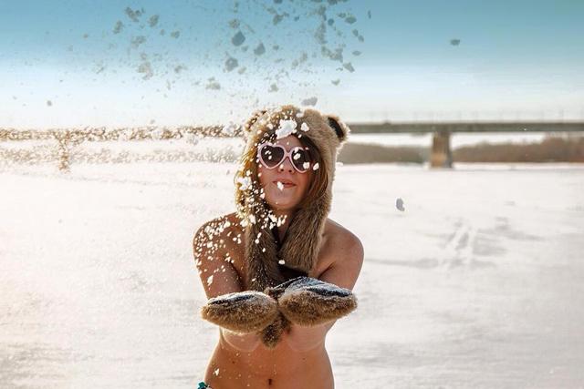 Ragazze  in bikini e “spiagge bianche”: così in Siberia  si promuove il turismo