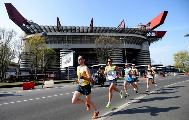 Il mondo di corsa: via con la  Milano Marathon alla stagione del running
