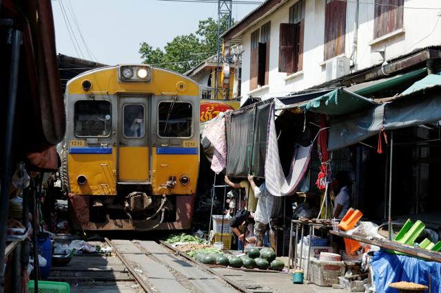 Maeklong Market Railway (Thailandia)