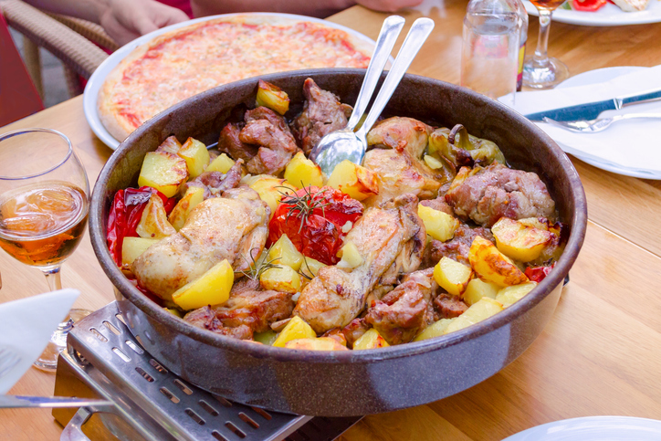 Peka piatto tradizionale della cucina croata a base di carne e verdure