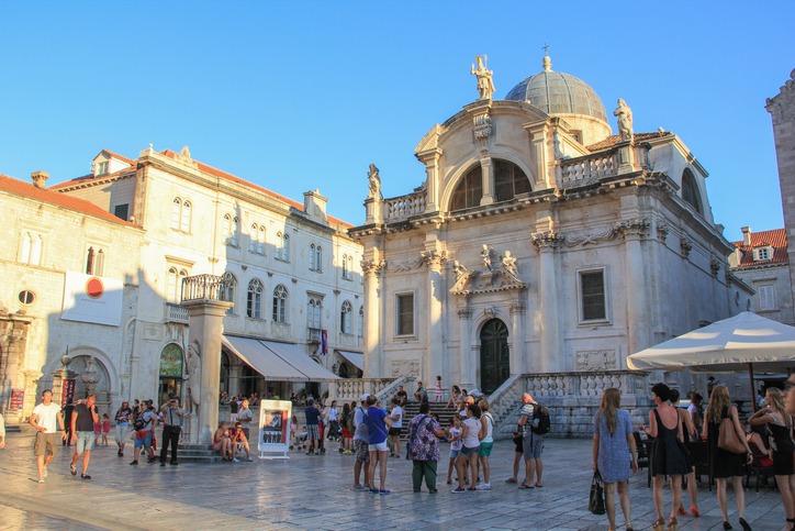 Piazza affollata di fronte alla chiesa di San Biagio a Dubrovnik Croazia