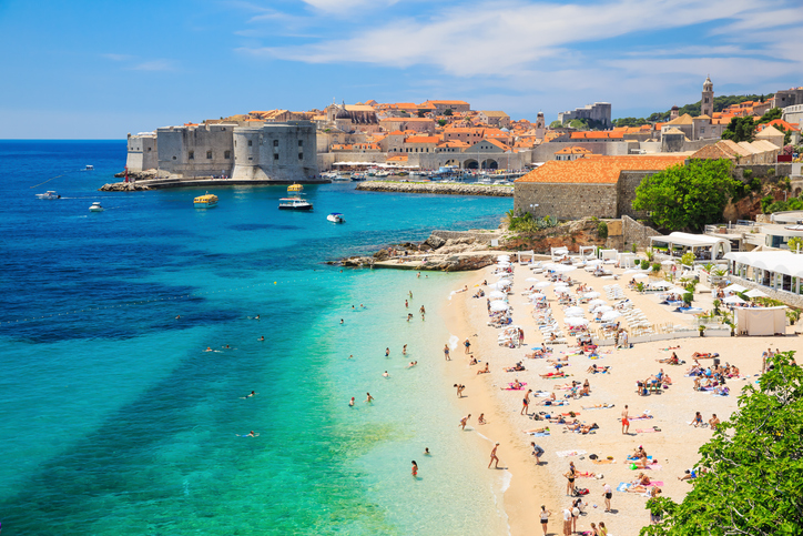 Spiaggia cittadina a Dubrovnik con il Forte di Lovrijenac