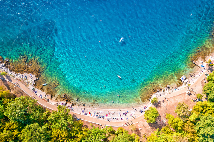 Spiaggia turchese a Njivice Isola di Krk Croazia