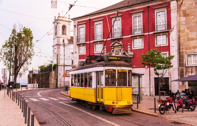 A spasso in città: 20 tram e bus da leggenda