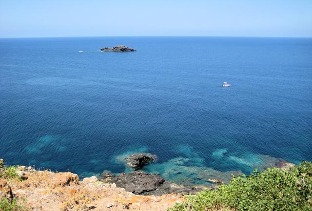 Mare Sicilia: Ustica di prima estate, tra  cale e lenticchie