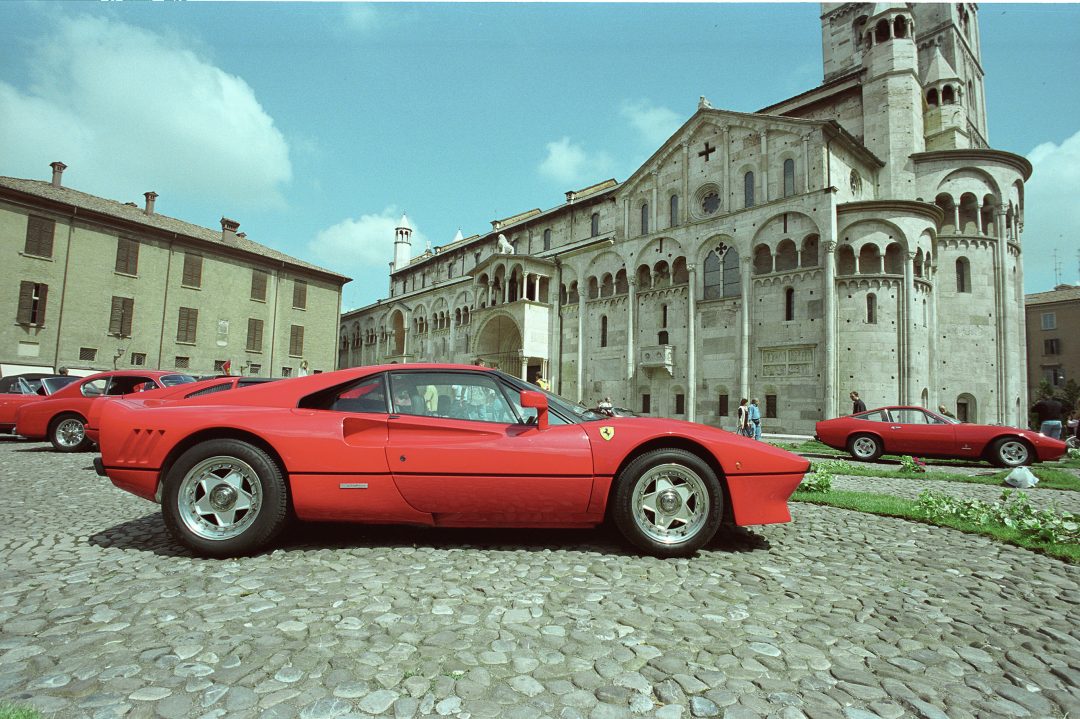 A Modena, tra Ferrari, acetaie e bel canto