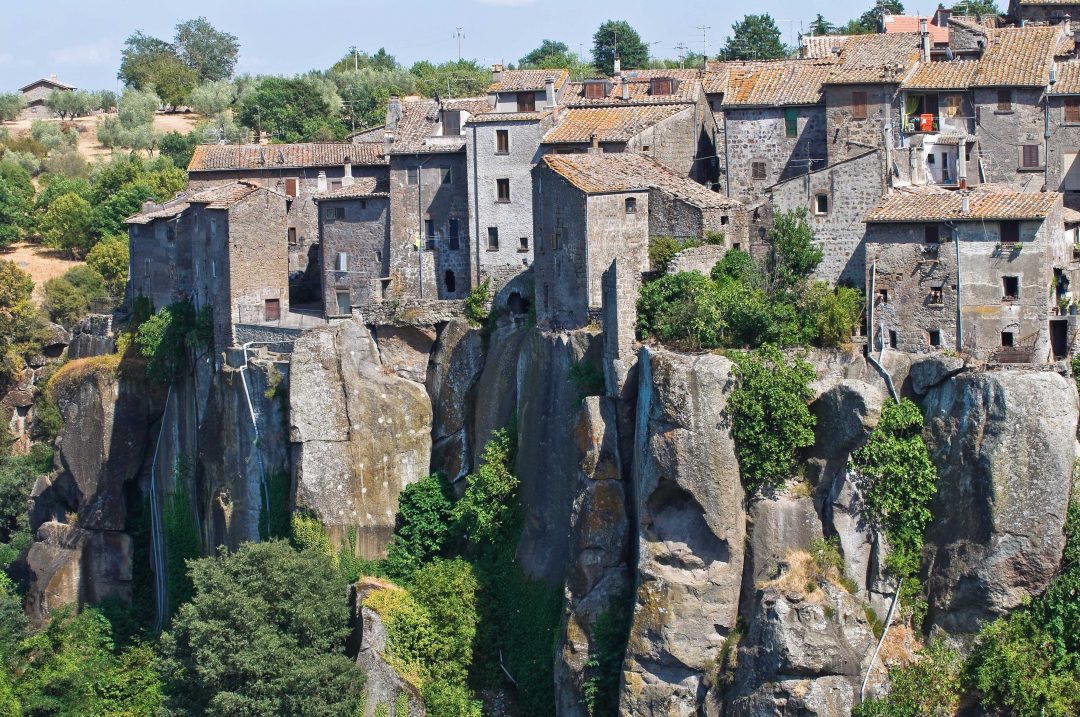 Italia: 20 borghi nella roccia da visitare ora