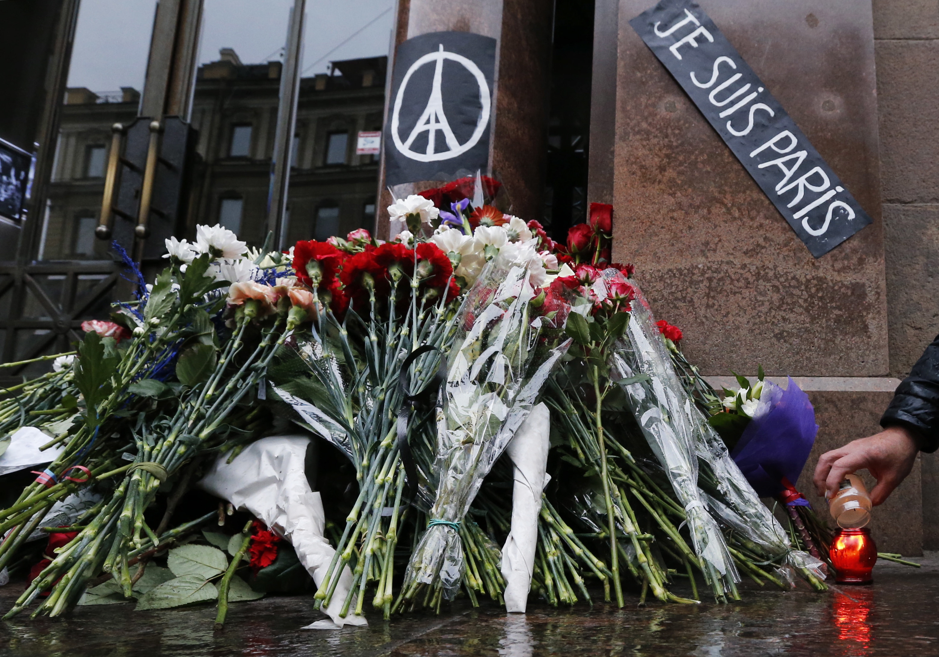 Франция выразила соболезнования. Мир скорбит вместе. Во Франции прощаются с жертвами теракта. Теракт в Париже 2015 реальные фот.