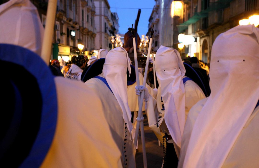 Processione dei Misteri nei vicoli della città vecchia di Taranto
