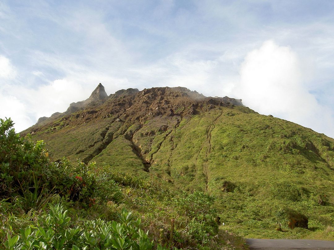 In viaggio tra i vulcani: i trekking per vedere da vicino i crateri più spettacolari del mondo