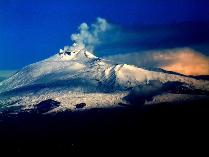Foto In viaggio tra i vulcani: i trekking per vedere da vicino i crateri più spettacolari del mondo