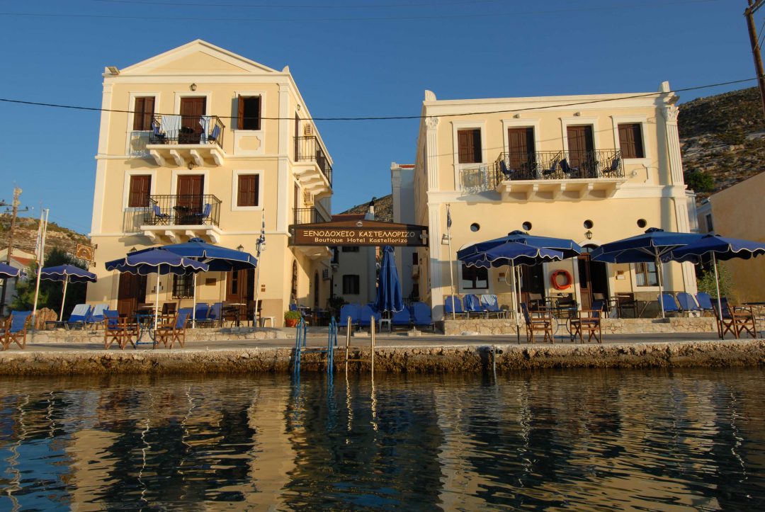 Cosa vedere a Kastellorizo, isola greca “Covid free”: le spiagge, gli hotel e i tramonti sul mare