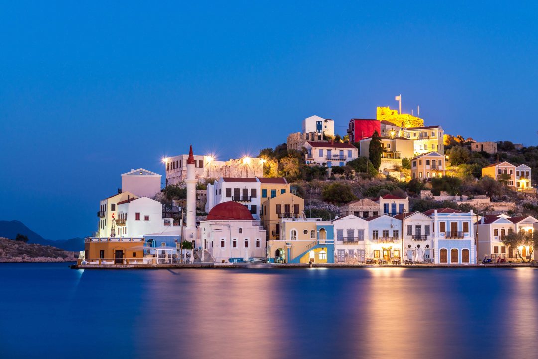 Cosa vedere a Kastellorizo, isola greca “Covid free”: le spiagge, gli hotel e i tramonti sul mare