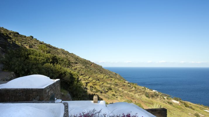 Foto Pantelleria, dammusi sul blu