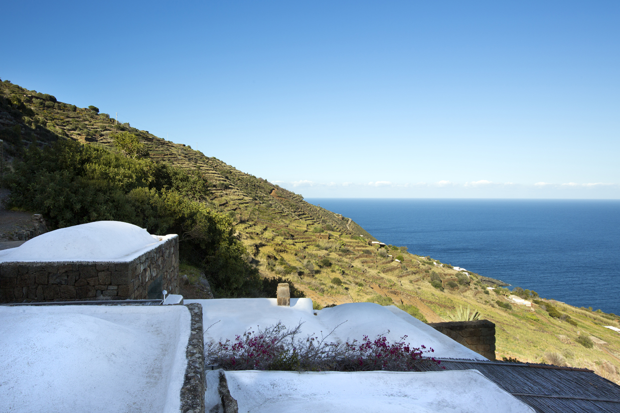 Pantelleria, dammusi sul blu