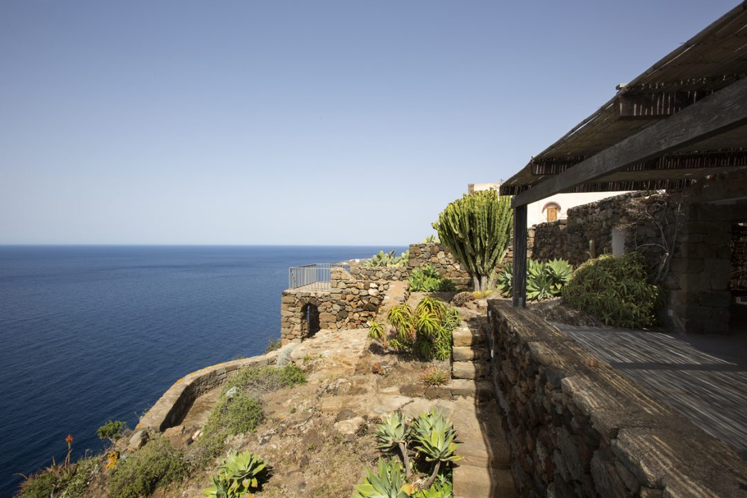Pantelleria, dammusi sul blu