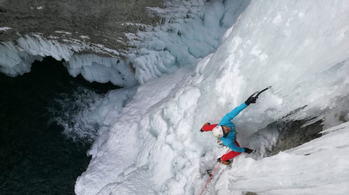 Foto Tra ghiaccio e neve: in montagna con lo smartphone che ama l'avventura