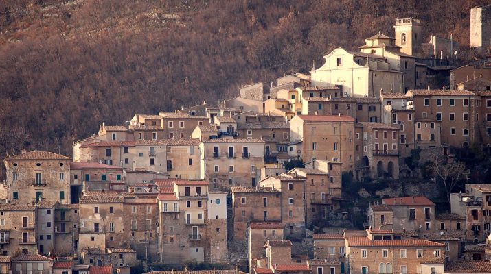 Foto L'Italia dei borghi bella e disabitata. A forte rischio terremoti