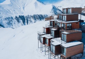 Caucaso, l'albergo di montagna fatto di container