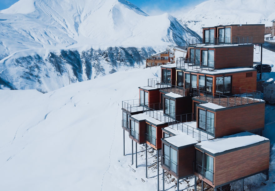 Caucaso, l’albergo di montagna fatto di container