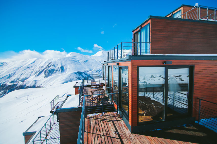 Caucaso, l’albergo di montagna fatto di container