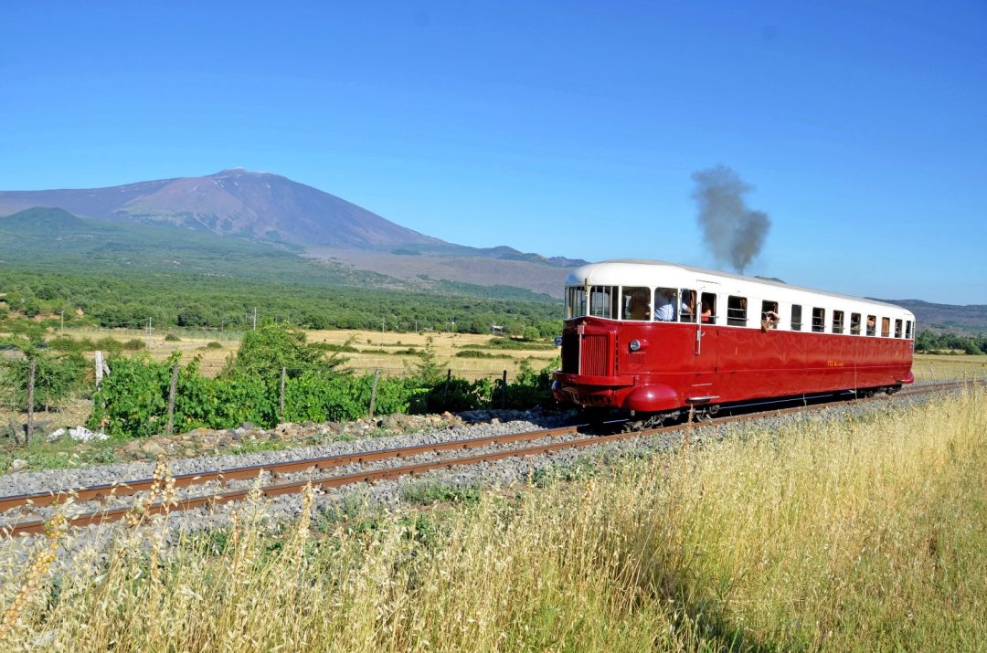 Weekend in Sicilia a bordo dei treni del vino dell’Etna