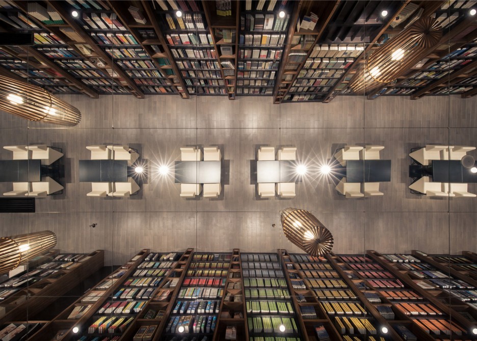 La libreria piena di specchi